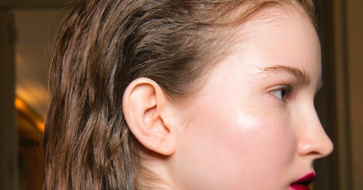 Mewing: La técnica viral para afilar tu rostro sin cirugía y
