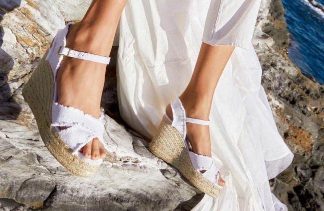 Desde Parfois hasta Bershka: las 14 sandalias de cuña más bonitas que podrás lucir este