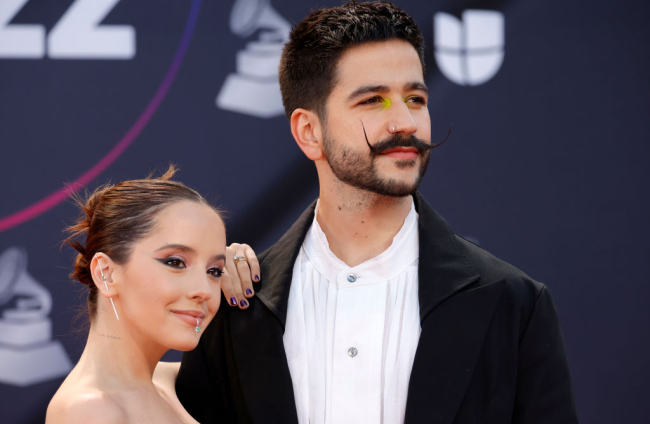 Camilo y Eva Luna en los premios Grammy de 2022