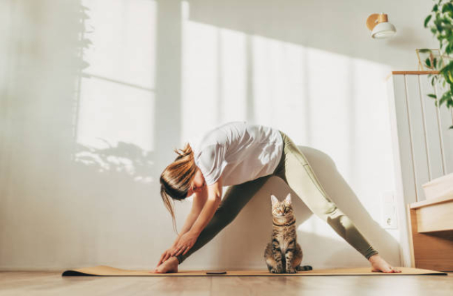 Cinco posturas de yoga para principiantes que puedes hacer en 10 minutos