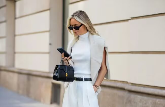Cinco looks de camisa blanca y falda para copiar a la vuelta a la oficina