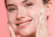 Si estás buscando un nuevo producto con el que iniciar tu rutina facial cada mañana, no te pierdas esta lista de los mejores limpiadores para el rostro.