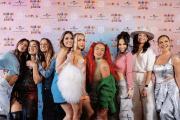 Karol G en el photocall junto con algunas de las invitadas estrella del 'afterparty' de su último álbum Mañana será Bonito