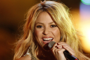 Shakira cantando