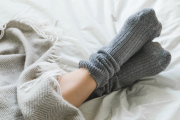 Llevar calcetines mientras dormimos pueden ser contraproducentes para nuestra salud.