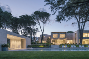 Ubicada en medio de un maravilloso jardín con árboles, esta casa, obra de José Luis Gahona Fraga, es ante todo el hogar de sus propietarios.