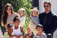Angelina y Brad con sus hijos pequeños.