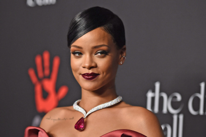 Las gafas futuristas de Rihanna triunfan en la red