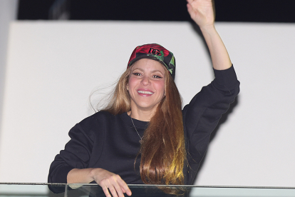 Shakira saludando a los seguidores