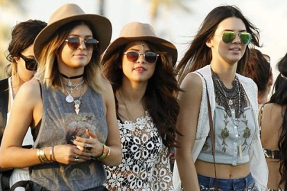 Selena Gómez, Kendall y Kylie Jenner en Coachella