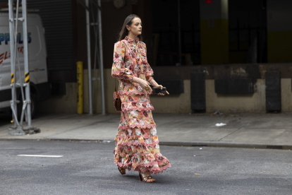 Vestidos camiseros: los diseños que las mujeres de 40+ llevarán siempre