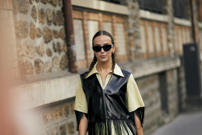 Prendas con flecos en el street style de París