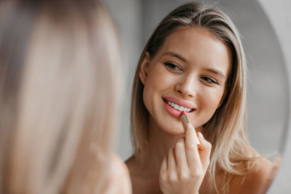 Aumenta el volumen de tus labios al instante sin necesidad de pinchazos con estos productos en formato ‘gloss’ que los hidratan, nutren y rellenan para un resultado jugoso y duradero.
