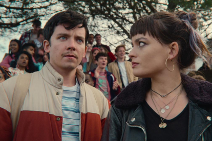 Asa Butterfield y Emma Mackey como Otis y Maeve en Sex Education.