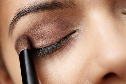 Apunta estos tonos para hacerte el ‘eyeliner’ con los que conseguir una mirada más despierta, joven y brillante.
