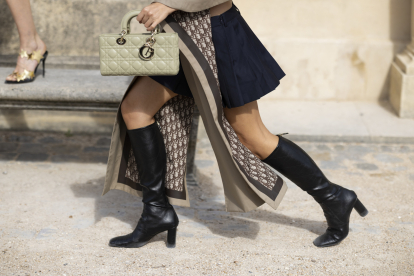 10 faldas larguitas de Sfera para llevar con botas planas a los 50: hacen  tipazo y no marcan
