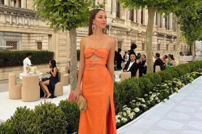 Vestido satinado naranja  Recién llegados a Zara, Mango y Massimo Dutti:  los vestidos más bonitos