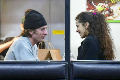 Rosalía y Jeremy Allen White han sido fotografiados comiendo en un restaurante mejicano.