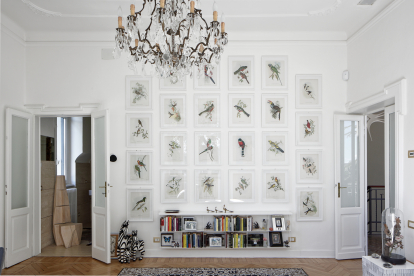 En el dormitorio principal, situado en la segunda planta de la casa, un muro cubierto con grabados de pájaros del siglo XIX potencia el sentido aéreo de este espacio, dominado por una inmensa araña de cristal de la misma época.