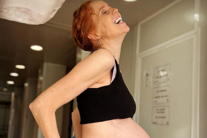 María Castro muestra una imagen de su vientre a cuatro semanas de dar a luz.