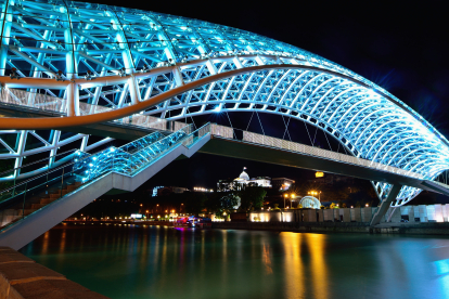 Puente sobre el río Kura