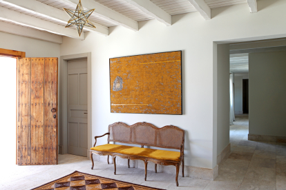 En el hall, la puerta, de madera reciclada, es obra de un carpintero de Sanlúcar de Barrameda (Cádiz).