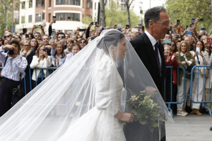 Teresa Urquijo entrando a su boda con José Luis Martínez-Almeida.