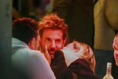 Beso entre Gigi Hadid y Bradley Cooper en el restaurante Carlota de Nueva York.