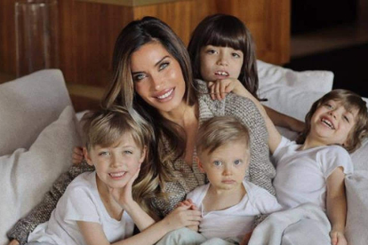 Pilar Rubio y sus cuatro hijos.