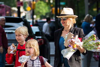 Naomi Watts paseando en una foto con sus hijos pequeños, Alexander y Samuel.
