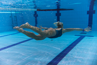 La natación es un deporte de bajo impacto por ser acuático.