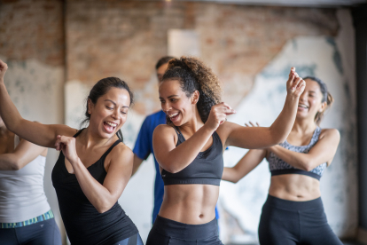 El baile es otro deporte que además de ser efectivo para producir la hormona de la felicidad, es bueno para disfrutar del deporte.