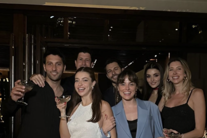 Hakan Sabanci aparece en la imagen junto a Hande Erçel