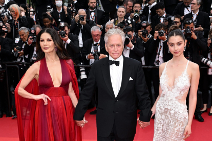 Carys posa junto a sus padres a la alfombra roja del Festival de Cannes 2023