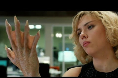 Scarlett Johansson es Lucy, una joven con poderse sobrenaturales