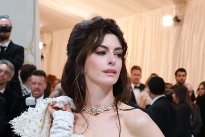 Anne Hathaway en la Met gala del 2023.