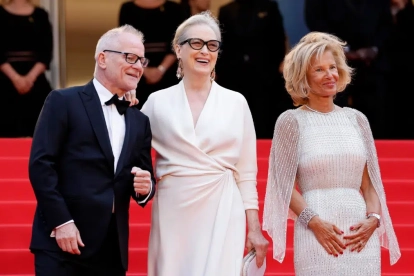 El director del Festival de Cannes,Thierry Fremaux y su presidenta, Iris Knobloch, flanquean a la actriz Meryl Streep en la escalinata del palacio del festival antes de la gala inagural del certamen.