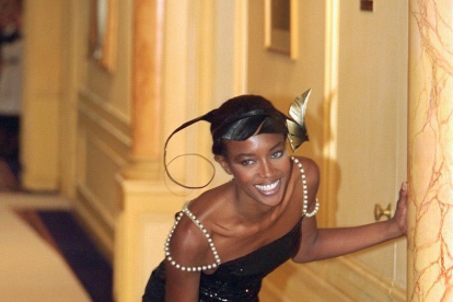 Naomi Campbell desfilando para Chanel en 1996.