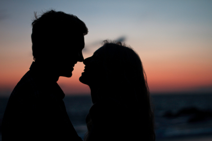 silueta de pareja enamorada al atardecer