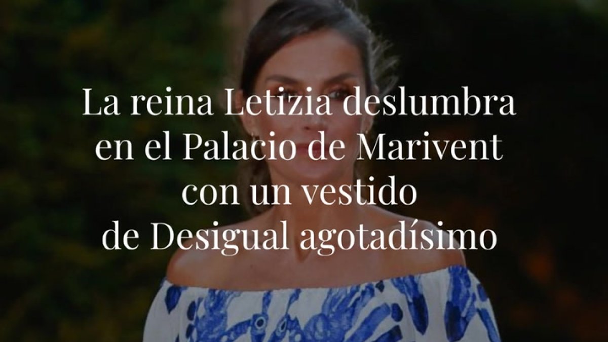 Letizia Ortiz se ha enfundado en un vestido de cuello de barco y volante con estampado animal entremezclado con flores en tonos blancos y azules de Desigual, la firma catalana conocida por su atrevida mezcla de dibujos y colorines.