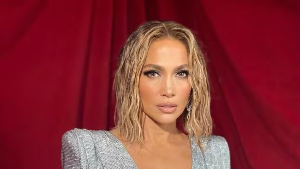 A sus 51 años, Jennifer Lopez vive uno de sus mejores momentos personajes, profesionales y físicos. Y buena muestra da de ellos en sus redes sociales donde ha vuelto a revolucionar a sus fans con un posado en bikini, luciendo trasero.