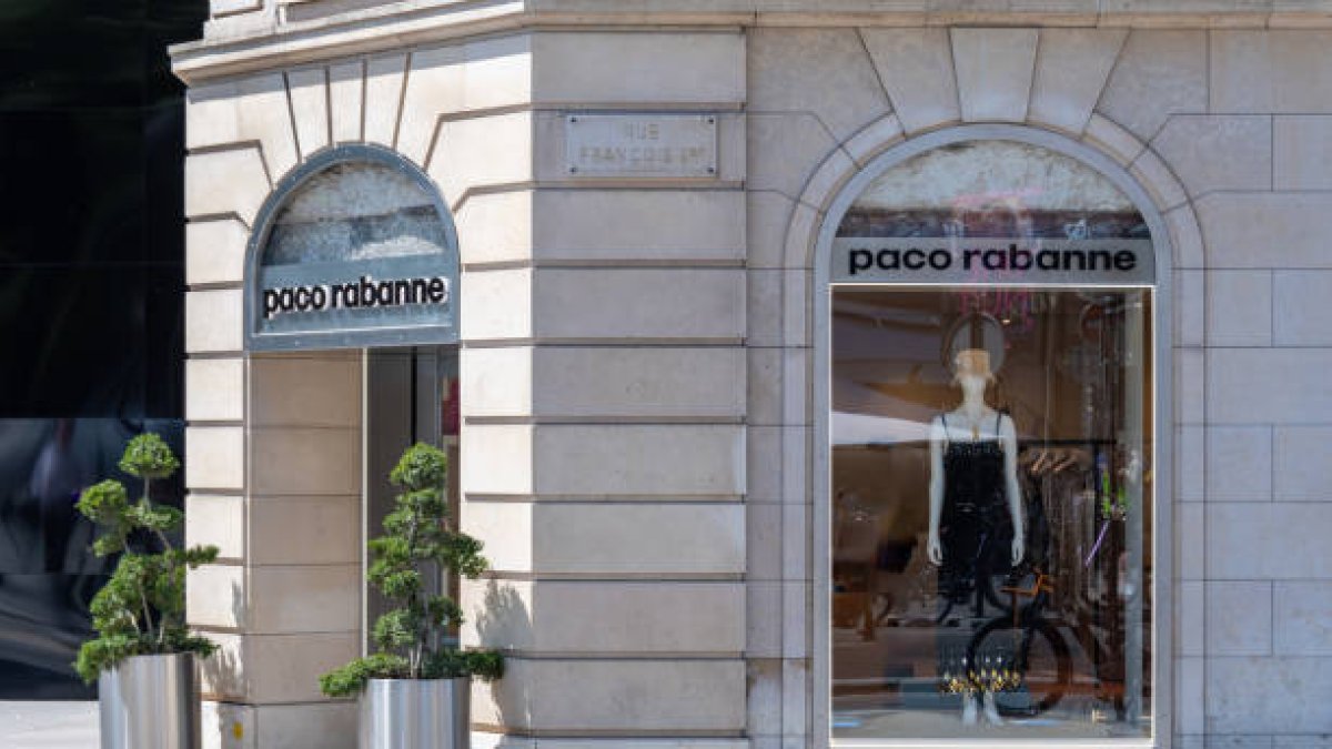 Con este nuevo cambio de identidad de Paco Rabanne a Rabanne, la marca busca reafirmar su posición como un referente en la moda franco-española y seguir sorprendiendo con diseños únicos y vanguardistas.