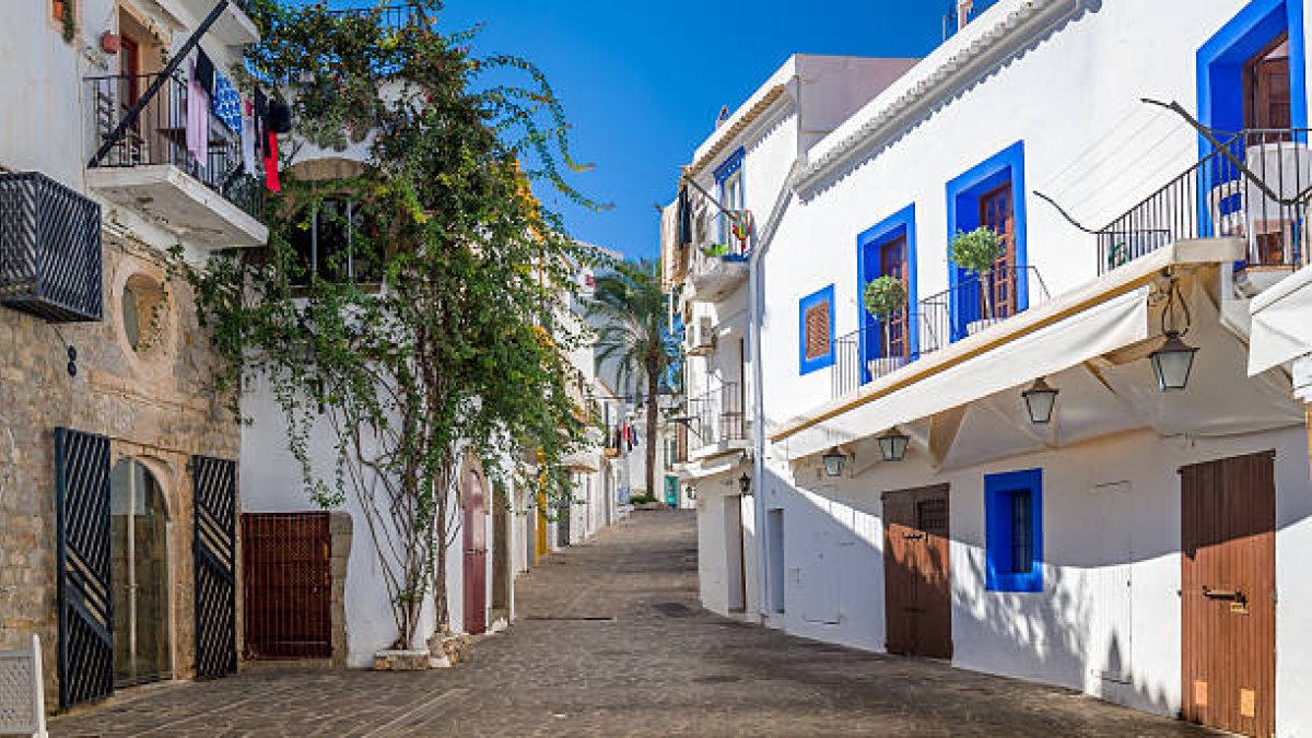 Situada en la parte más salvaje de la isla, al norte de Ibiza, S'Atalaya de San Joan es un paraíso frente al mar que invita a la naturaleza a entrar en el hogar, en un diálogo constante entre interior y exterior.