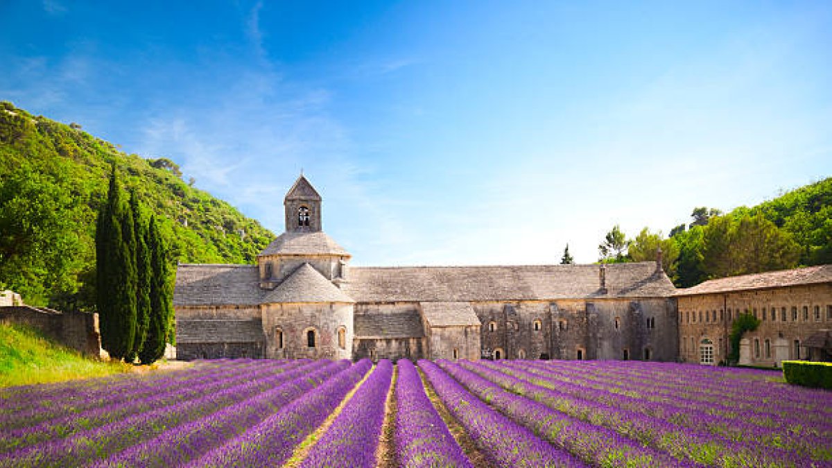 En 1951, Christian Dior compró el Château de la Colle Noire en Provenza, y lo convirtió en su lugar idílico para retirarse. Abandonado a su suerte durante décadas, hoy vuelve a brillar como nunca. Entremos.