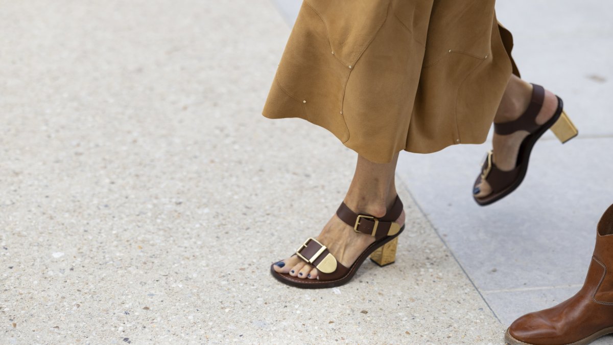 Sandalias que son tendencia esta primavera-verano 2024 street style