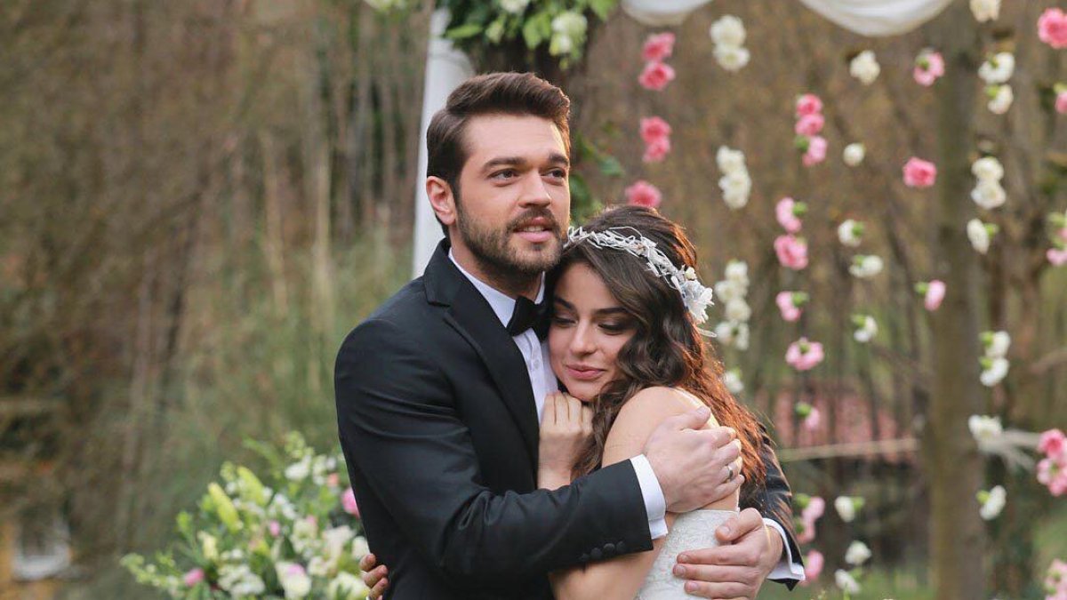 Ayça Ayşin Turan y Furkan Andıç.