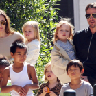 Angelina y Brad con sus hijos pequeños.