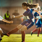 El fútbol femenino es uno de los deportes más populares en el mundo.