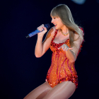 Taylor Swift cantando en 'The Eras Tour' en Nanterre, Francia.