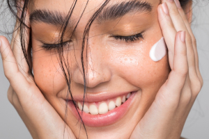 Estas cremas solares ‘antiaging’ te ayudarán a combatir los rayos UVA y UVB, a la vez que hidratan y nutren la piel, previenen la aparición de manchas y arrugas